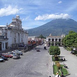 Гора на фоне города в Гватемале